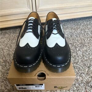 Dr. Martens Black and White Men's Brogue Shoes

Worn 2Xs men size 8 women’s 9